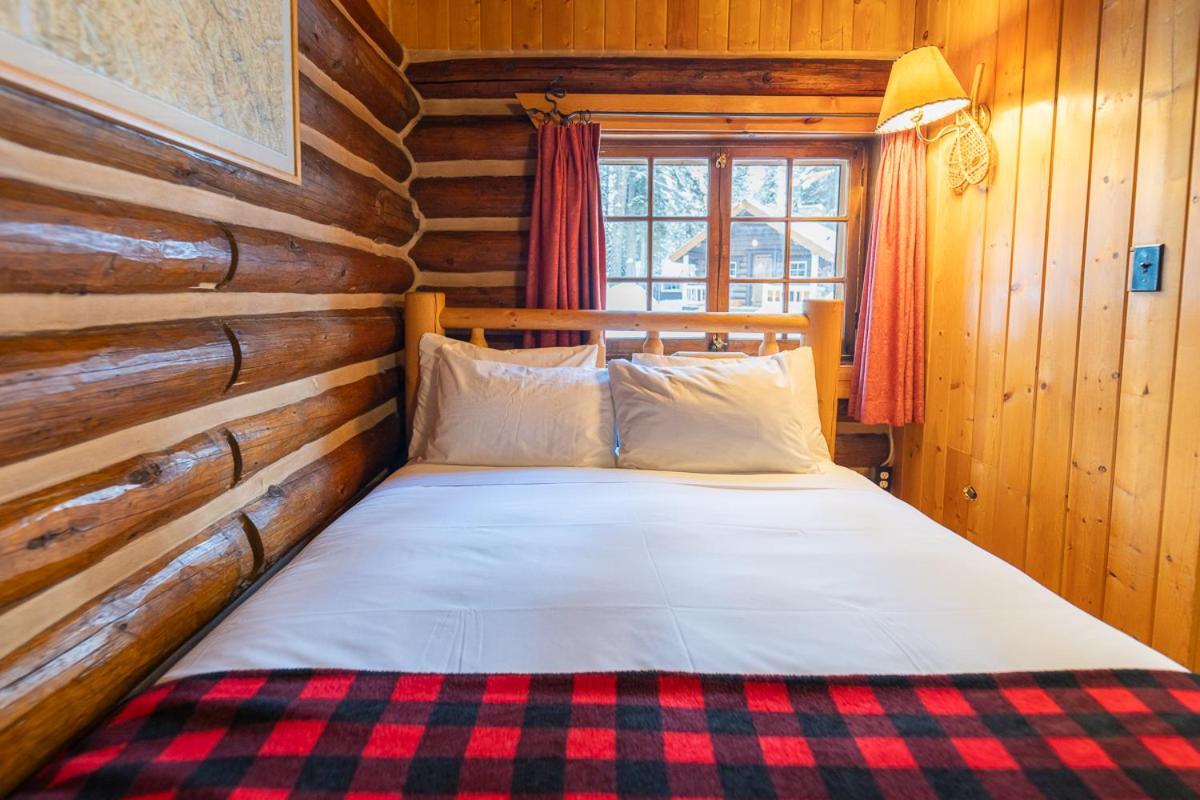 Storm Mountain Lodge & Cabins Castle Junction Exteriör bild