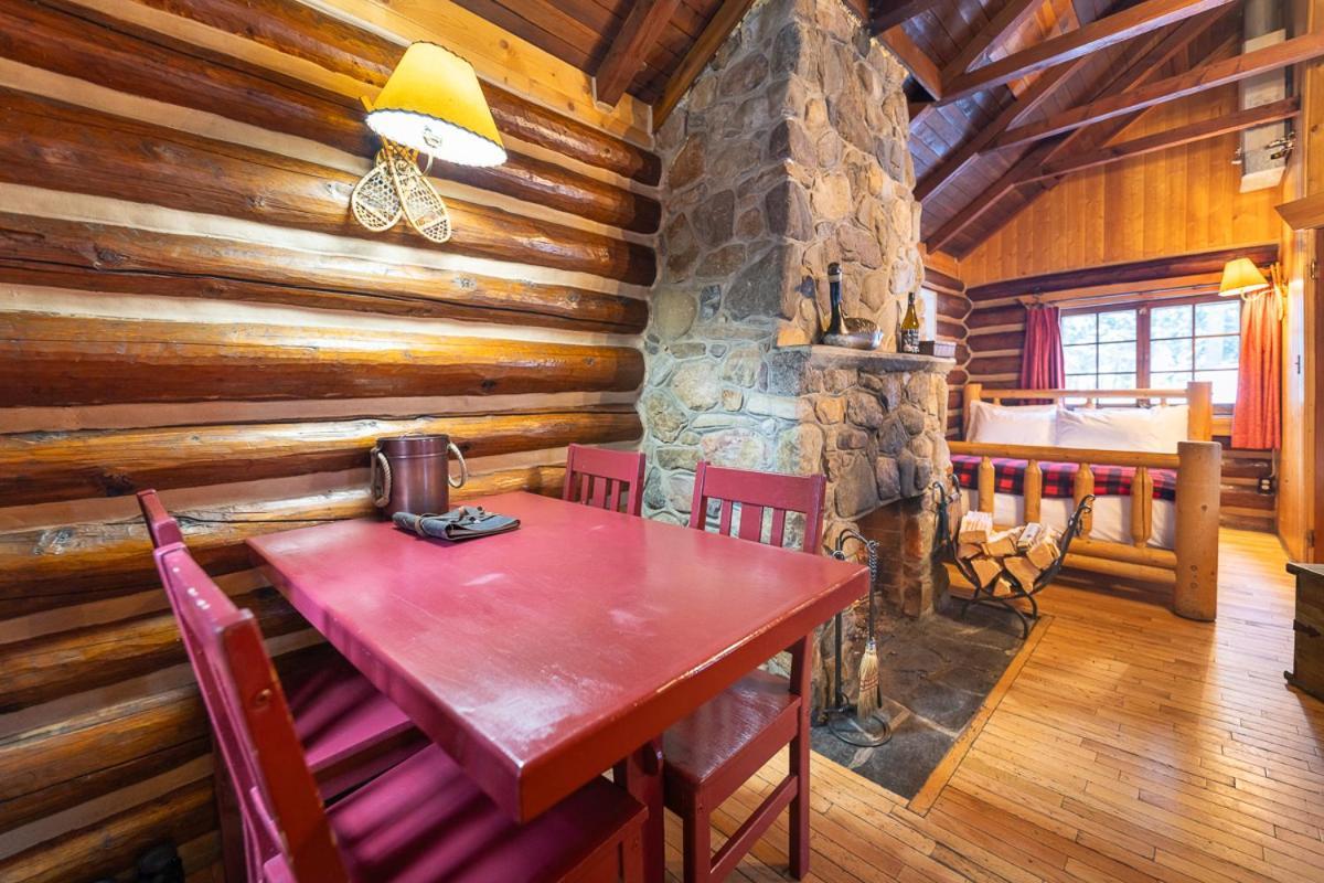Storm Mountain Lodge & Cabins Castle Junction Exteriör bild