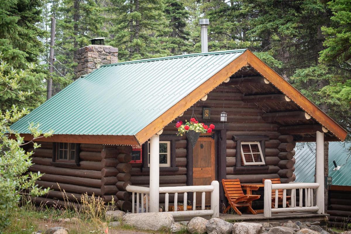 Storm Mountain Lodge & Cabins Castle Junction Exteriör bild