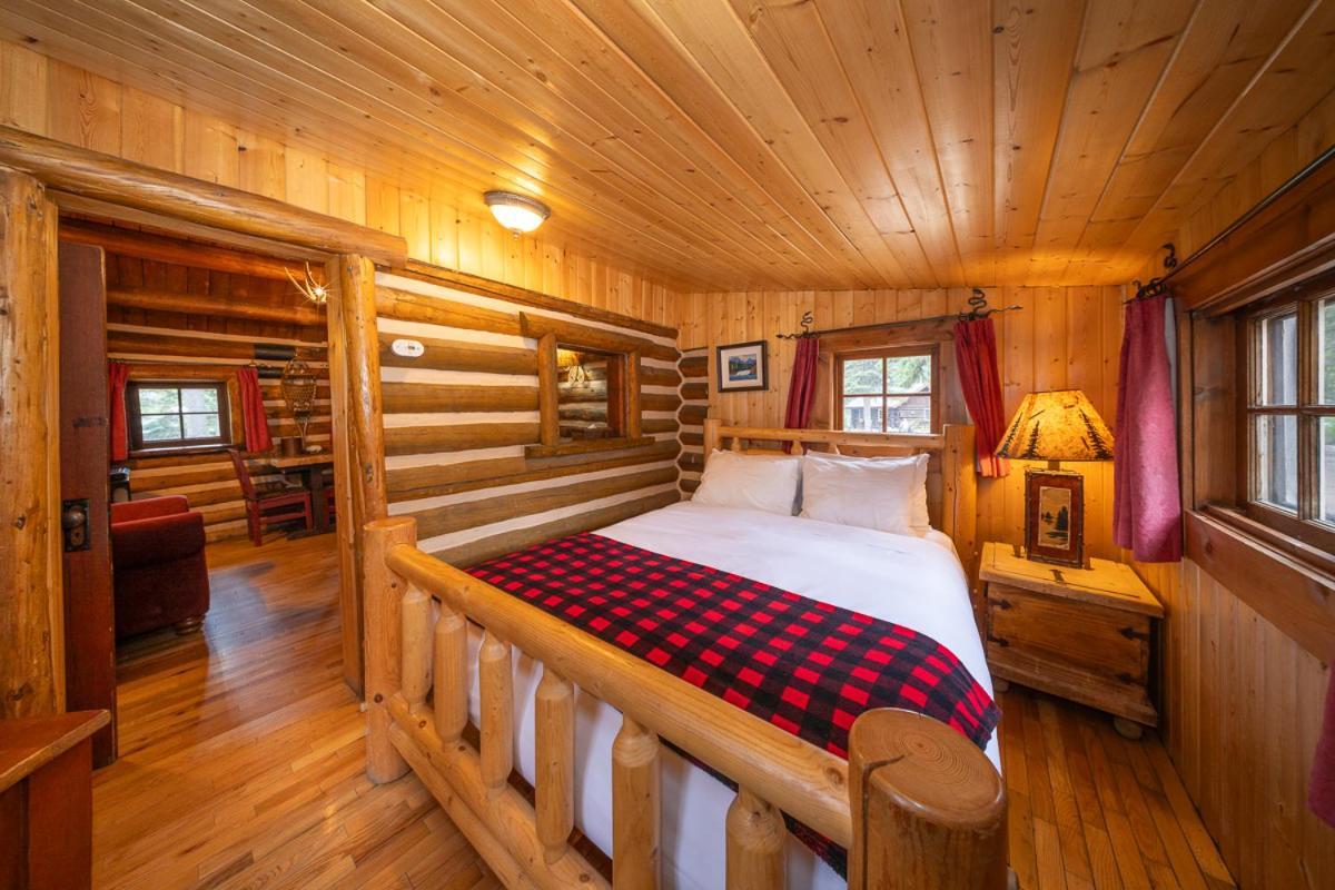 Storm Mountain Lodge & Cabins Castle Junction Exteriör bild