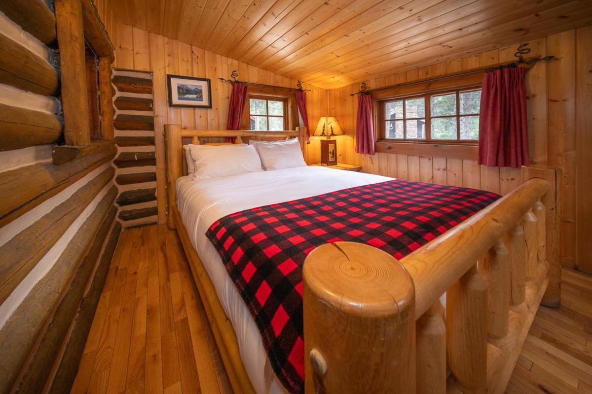 Storm Mountain Lodge & Cabins Castle Junction Exteriör bild