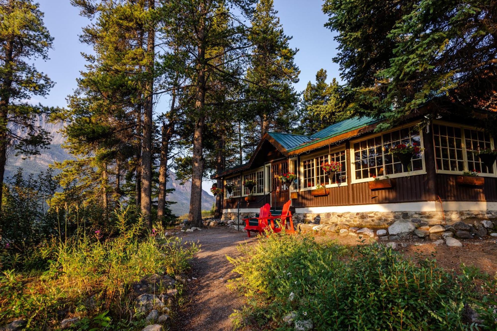 Storm Mountain Lodge & Cabins Castle Junction Exteriör bild